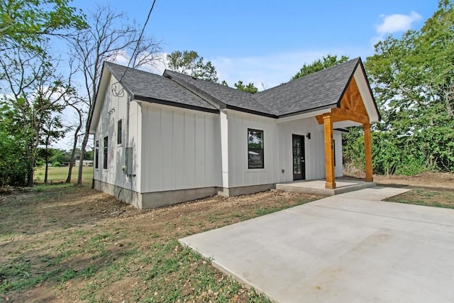 view of front of property featuring a patio area