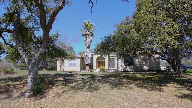 view of front of property featuring a front lawn