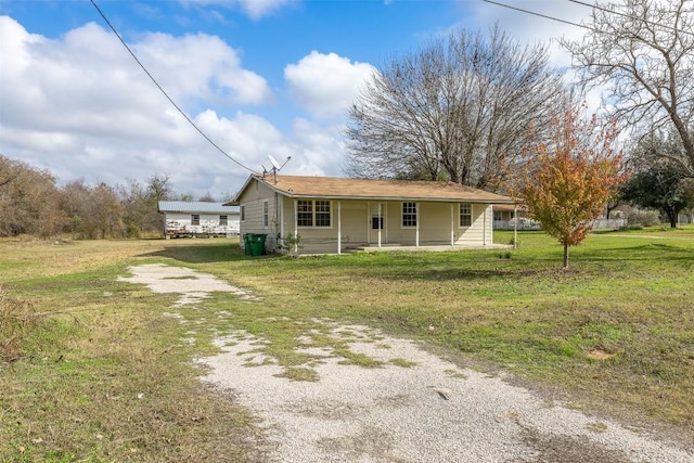 view of front of property featuring a porch and a front lawn