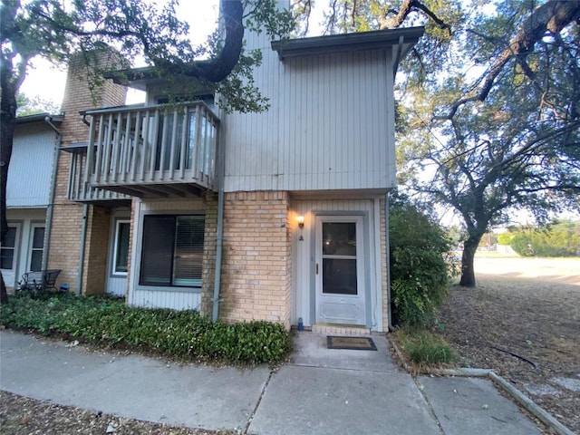 view of front of property with a balcony