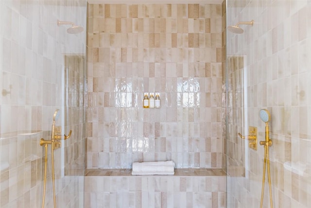 bathroom featuring a tile shower