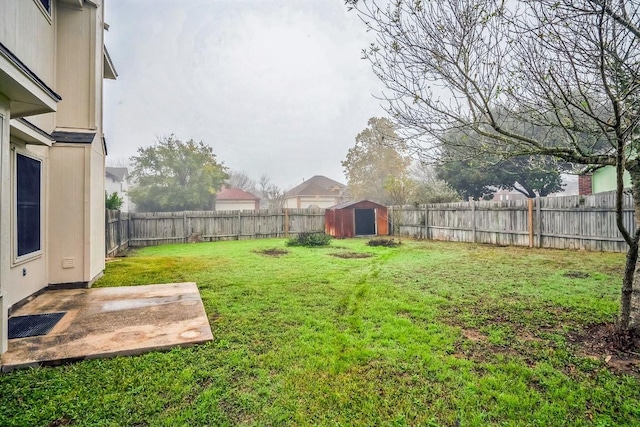 view of yard featuring a storage unit