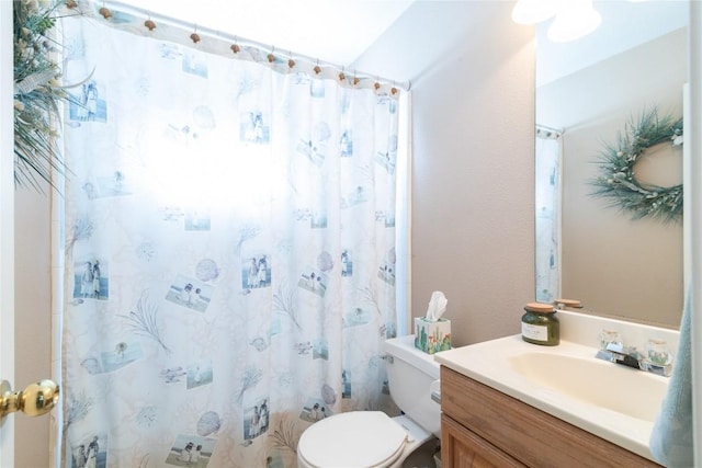 bathroom featuring a shower with shower curtain, vanity, and toilet