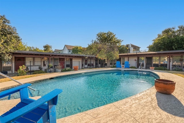 view of swimming pool