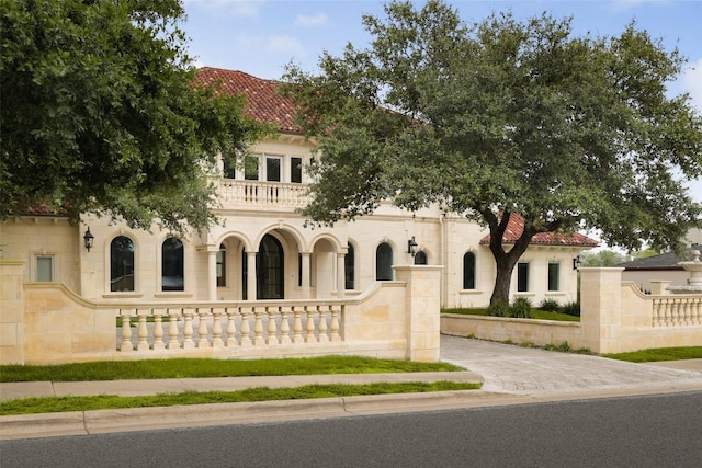 2005 Far Gallant Dr, Austin, TX 78746 - view of front facade with a balcony, driveway, and a fenced front yard