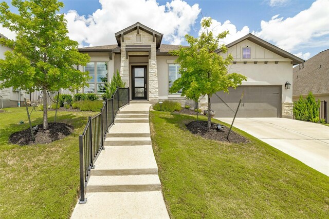 view of front of home featuring a front lawn