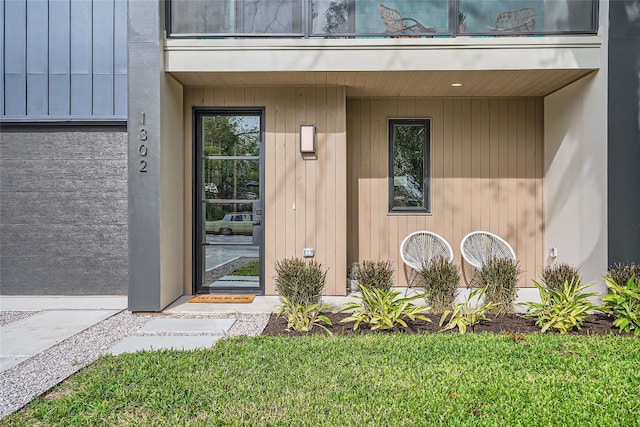 property entrance featuring a balcony