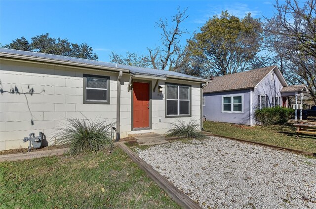 ranch-style home featuring a front lawn