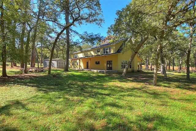 view of yard featuring a shed