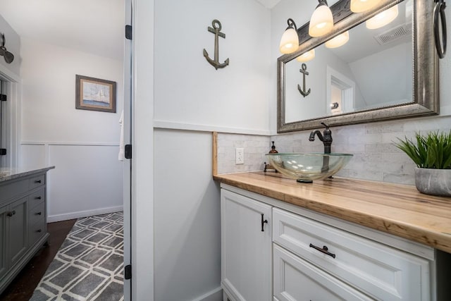 bathroom featuring decorative backsplash and vanity