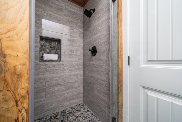 bathroom featuring a tile shower