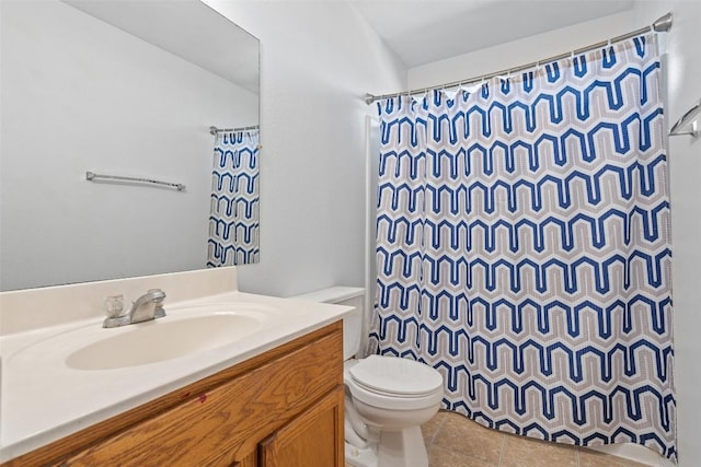 bathroom featuring a shower with shower curtain, vanity, and toilet