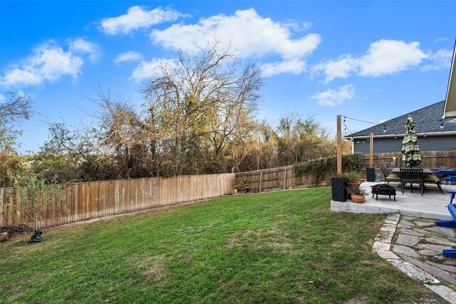 view of yard featuring a patio