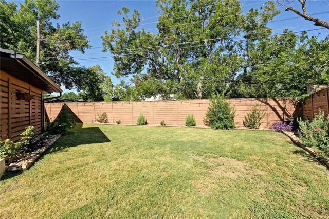 view of yard featuring a fenced backyard