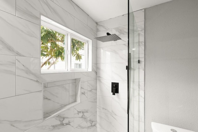 bathroom featuring tiled shower