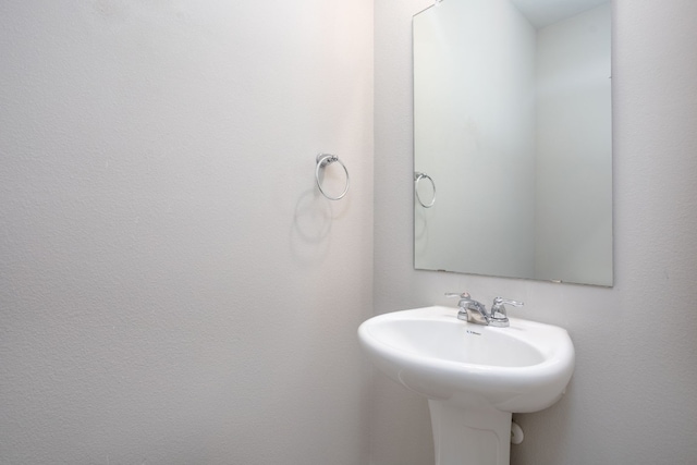 bathroom featuring sink