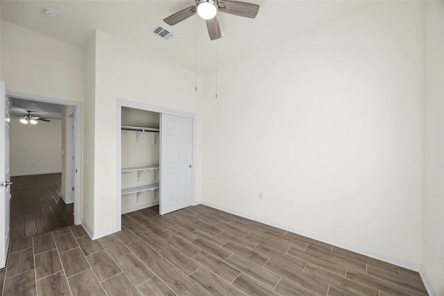 unfurnished bedroom featuring ceiling fan and a closet