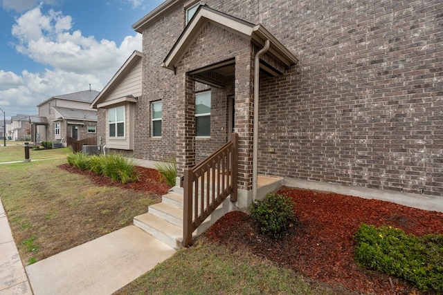 property entrance featuring a yard