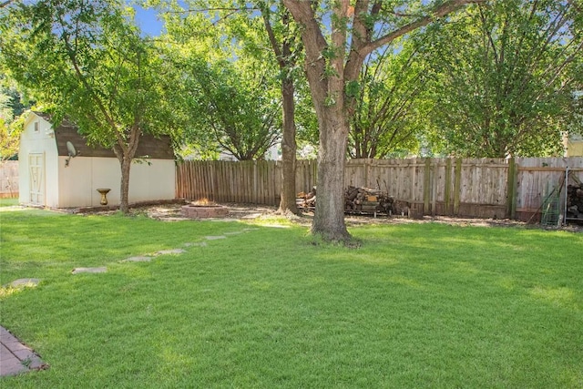 view of yard featuring an outdoor fire pit