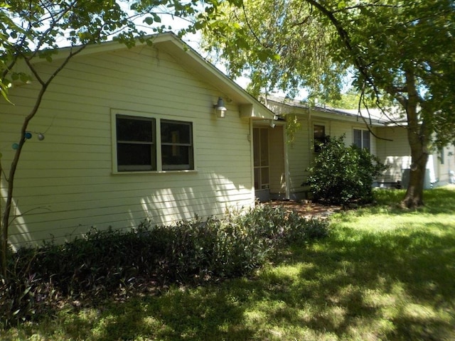 ranch-style house featuring a front yard