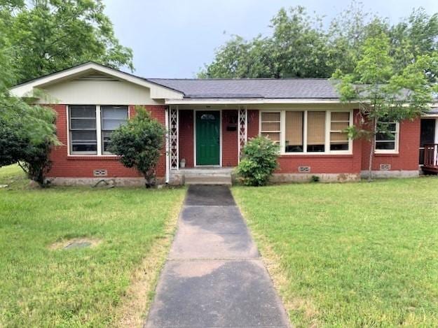 single story home with a front lawn