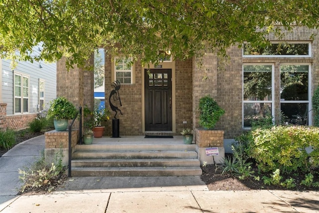 doorway to property with covered porch