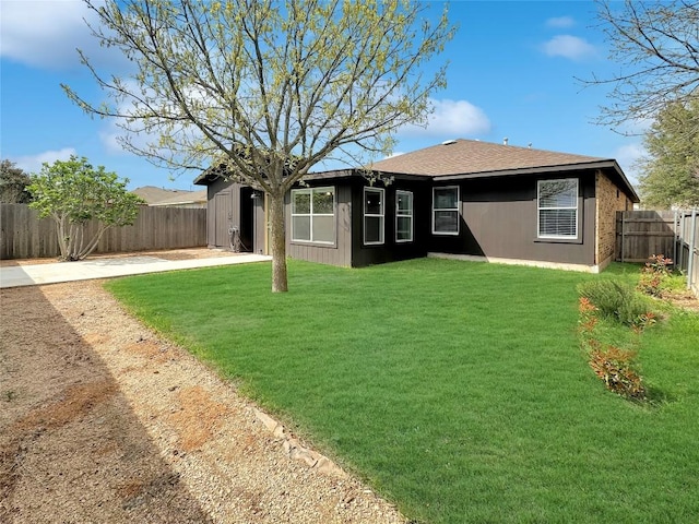 back of house featuring a lawn