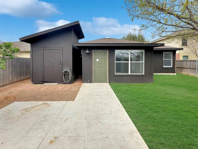 view of front of home featuring a patio area and a front yard