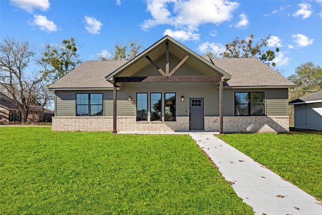 view of front facade featuring a front lawn