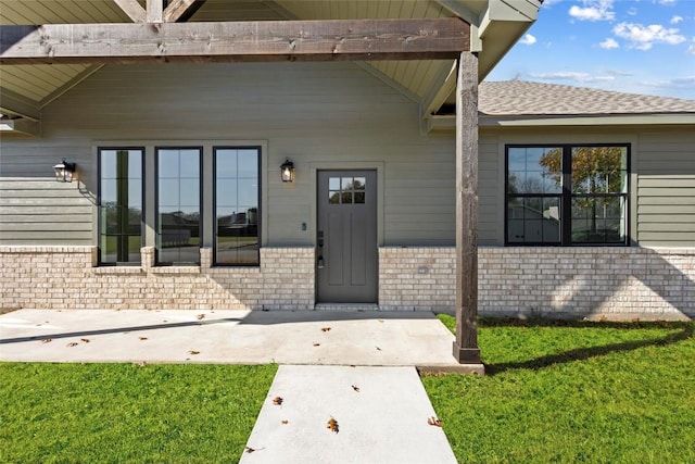 entrance to property featuring a yard