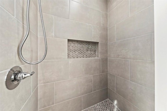 bathroom featuring a tile shower