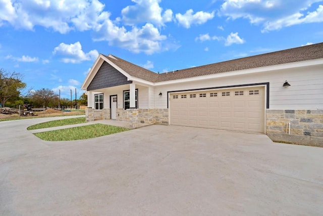 view of front of house with covered porch and a garage