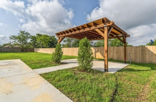 view of yard with a patio area and a pergola