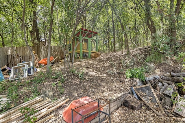 view of yard with an outdoor structure