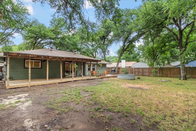 view of yard featuring a hot tub