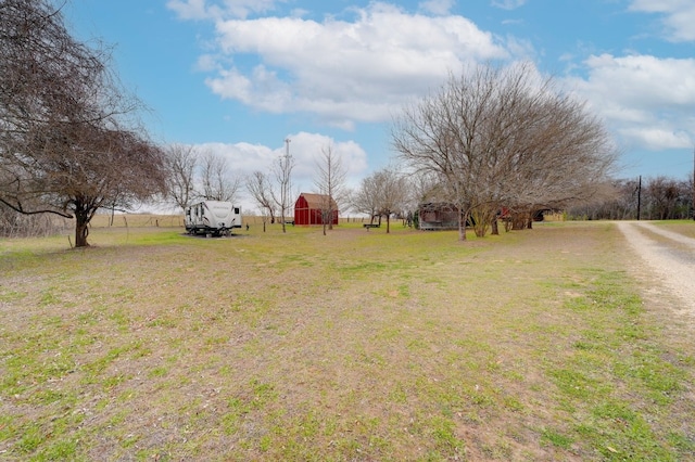 view of yard featuring an outdoor structure