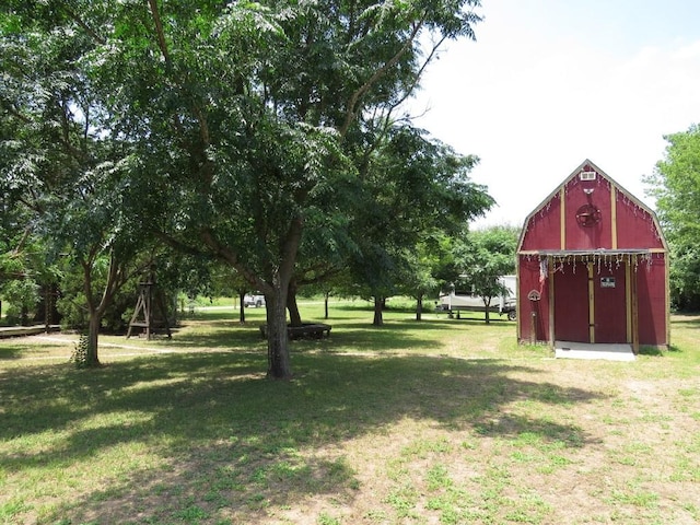 view of yard featuring a shed