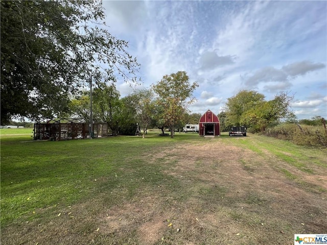 view of yard featuring an outbuilding