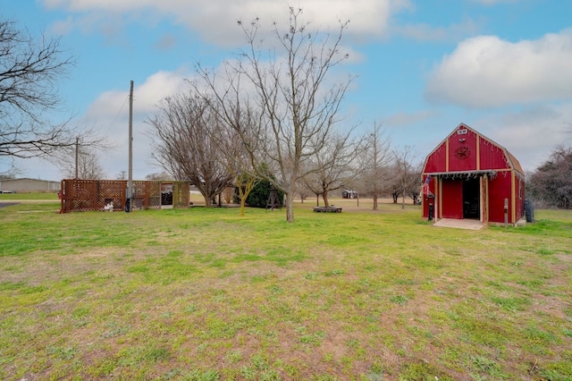 view of yard featuring an outbuilding