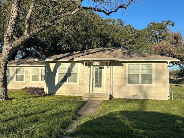 view of front of home featuring a front lawn