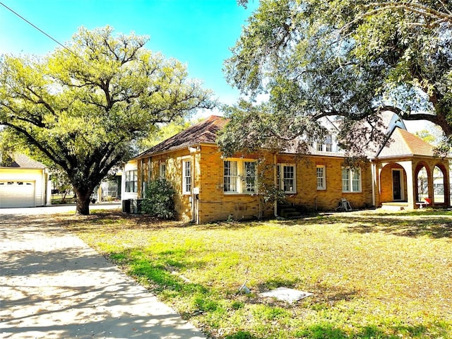 view of front facade featuring a front lawn