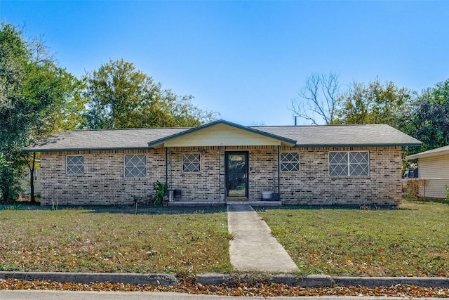 ranch-style home featuring a front lawn