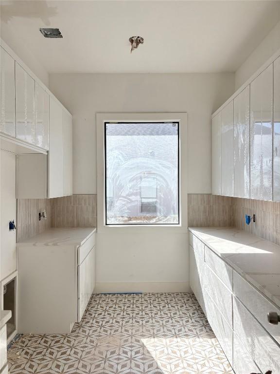 washroom featuring light tile patterned floors