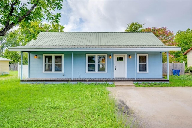 view of front of home with a front lawn