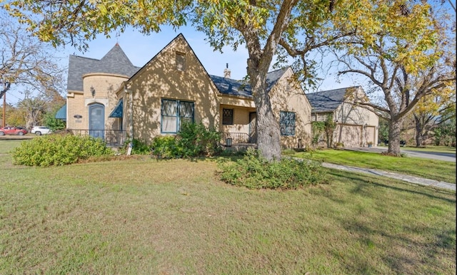 view of front of house featuring a front lawn