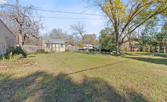 view of yard featuring a storage shed