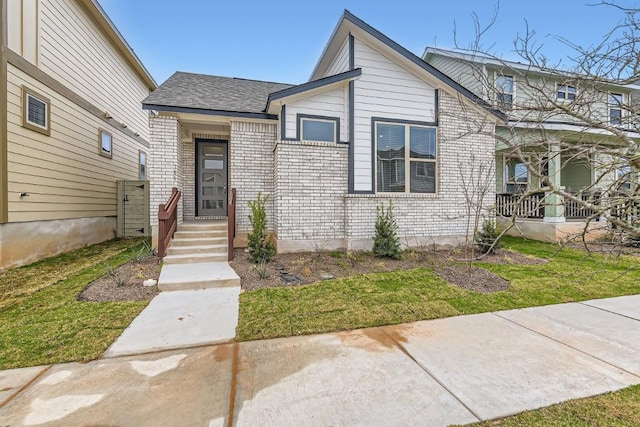 bungalow featuring a front yard