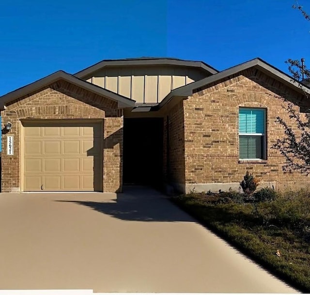 view of front facade featuring a garage