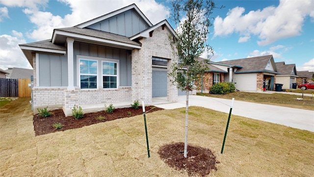 view of front facade featuring a front yard and a garage