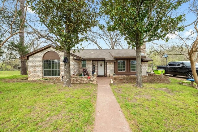 ranch-style home featuring a front lawn